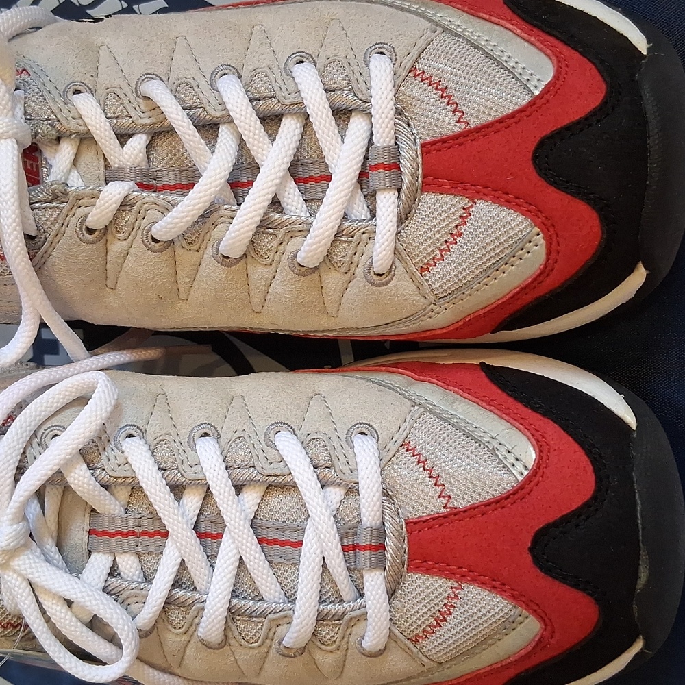Skechers Black, Red & Gray Womans Sneakers, Key Chain, Messenger Bag & Backpack - Picture 12 of 13
